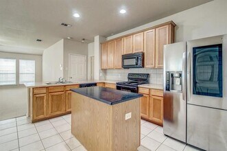 13575 Valley Mills Dr in Frisco, TX - Building Photo - Building Photo