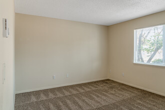 Central Chalet Apartments in Portland, OR - Building Photo - Interior Photo