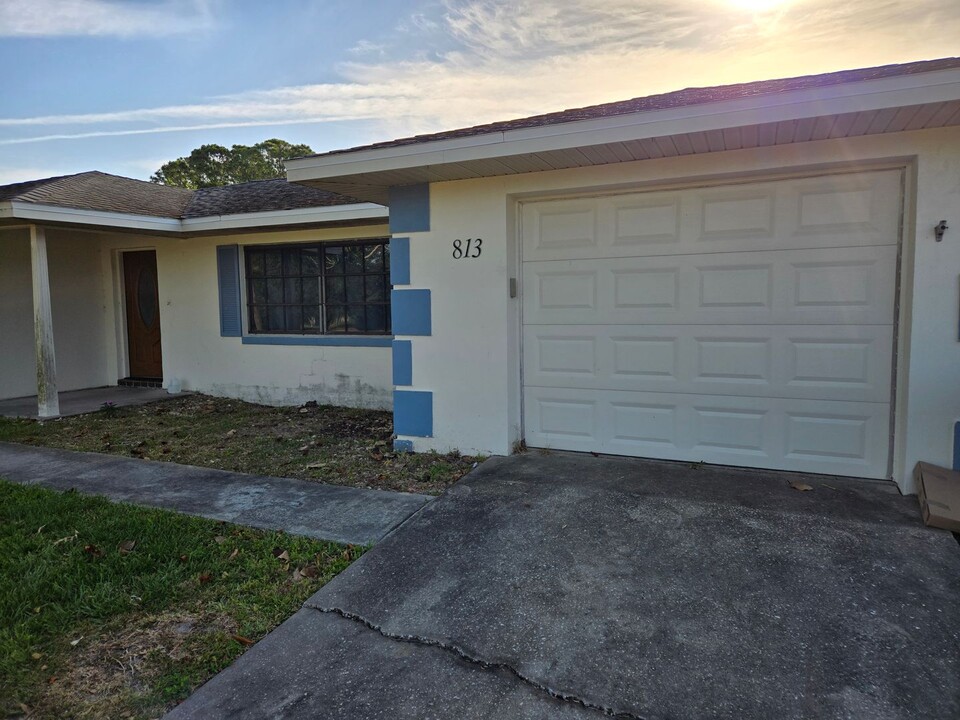 813 Goldcoast Dr in Deltona, FL - Building Photo
