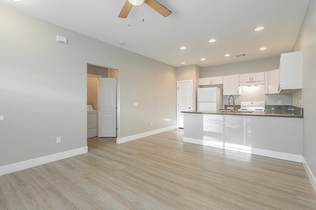 1701 S Dandelion St, Unit 3 in Pahrump, NV - Building Photo - Building Photo