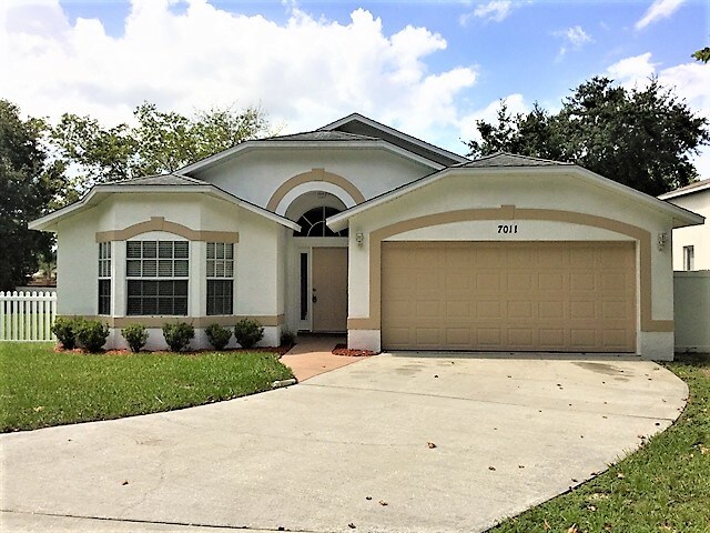 7011 Silverwood Dr in New Port Richey, FL - Foto de edificio