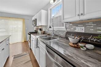 122 Frederick Dr in Liverpool, NY - Building Photo - Building Photo