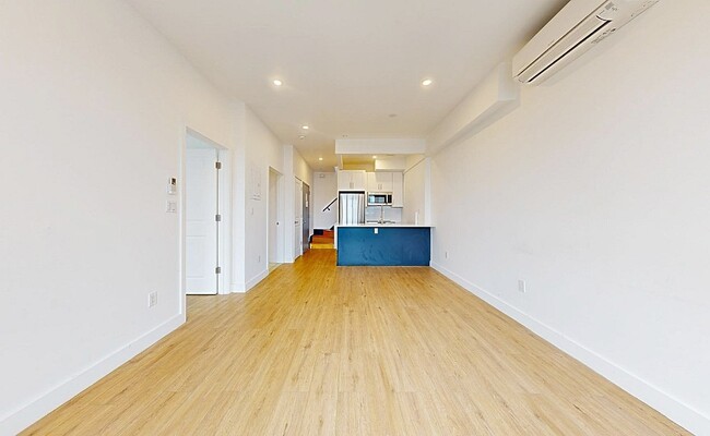 99 Grove St, Unit 4R in Brooklyn, NY - Foto de edificio - Building Photo