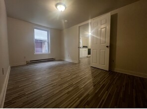 321 W Race St in Martinsburg, WV - Building Photo - Building Photo
