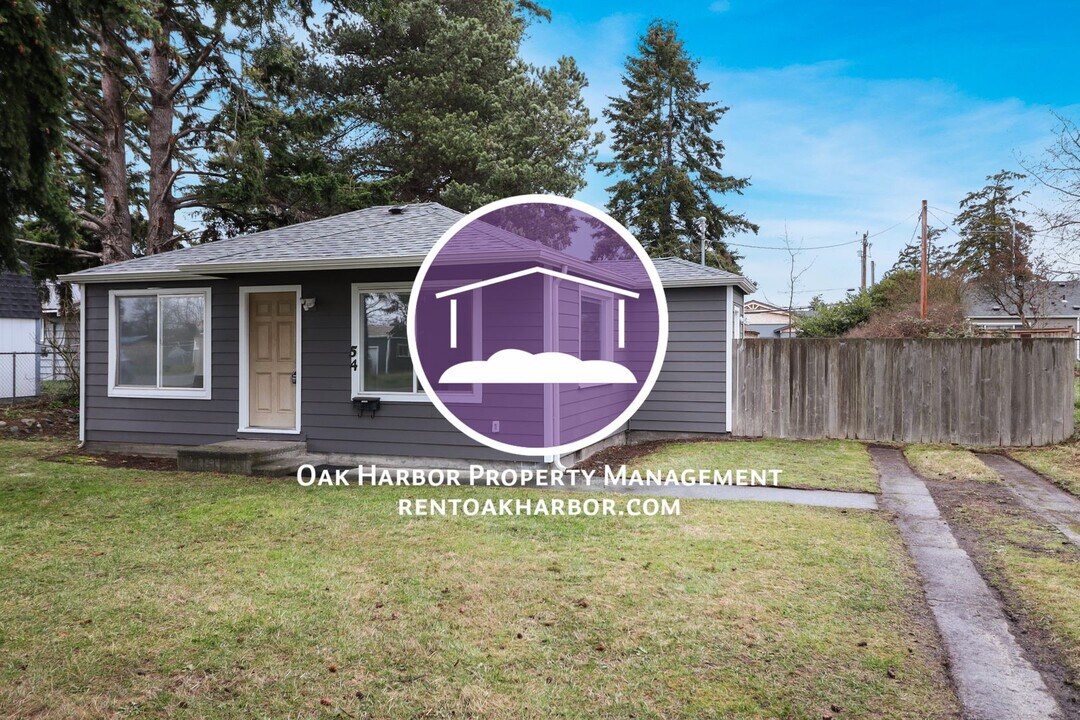 54 SE Glencoe St in Oak Harbor, WA - Building Photo