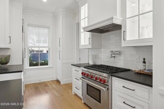 25 Woodland Dr in Greenwich, CT - Foto de edificio - Building Photo