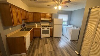 204 Avondale Ave, Unit B in Champaign, IL - Building Photo