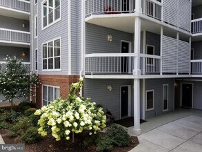 3178 Summit Square Dr in Oakton, VA - Building Photo - Building Photo