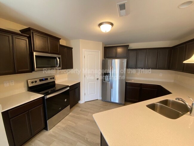 3907 Copperfield Ct in Jamestown, NC - Building Photo - Building Photo