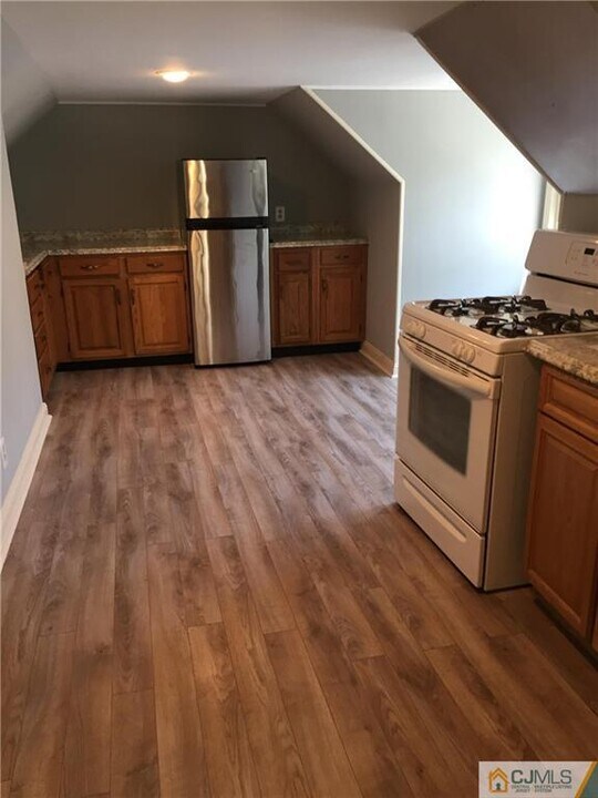 25 Upland Ave-Unit -2nd in Metuchen, NJ - Foto de edificio