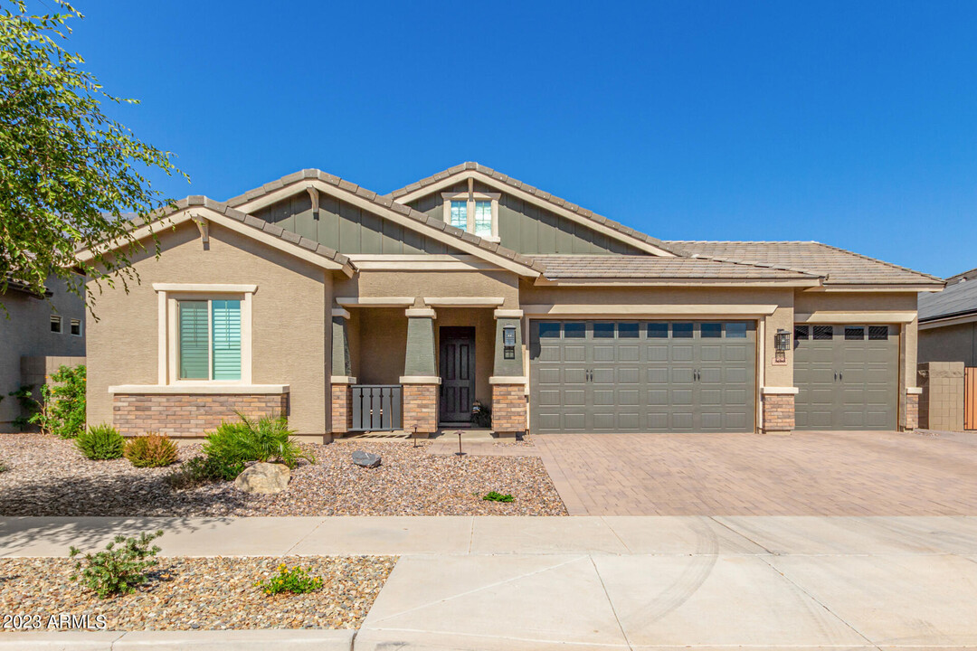 16088 W Saguaro Park Ln in Surprise, AZ - Building Photo