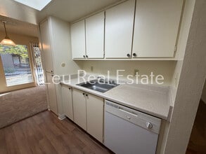 1027 Fulton Ave in Sacramento, CA - Building Photo - Building Photo