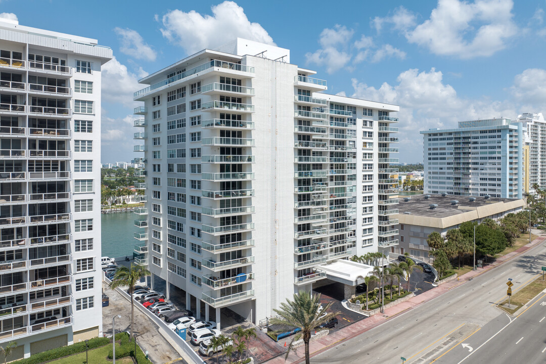 Royal Embassy in Miami Beach, FL - Foto de edificio