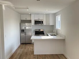 2426 1/2 Houston St in Los Angeles, CA - Building Photo