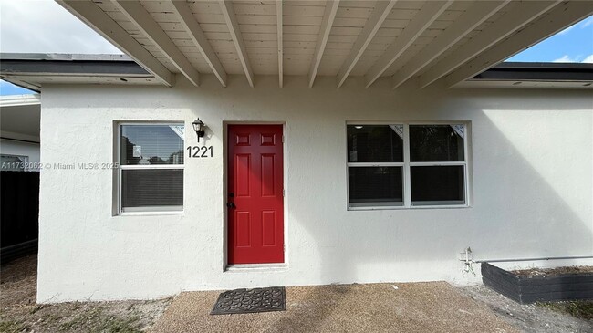 1221 NW 72nd St in Miami, FL - Building Photo - Building Photo