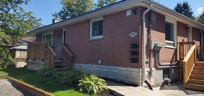 101 Maple Dr in Belleville, ON - Building Photo - Building Photo