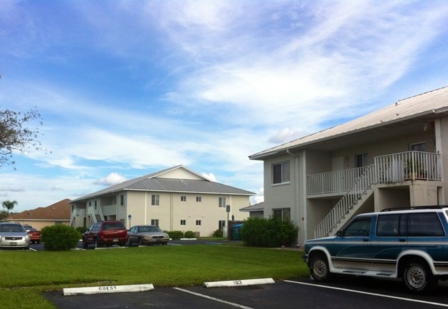 1302 SE 40th St in Cape Coral, FL - Building Photo - Building Photo