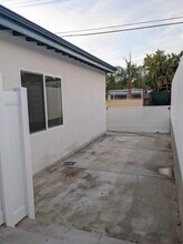 17049 Labrador St in Northridge, CA - Foto de edificio - Building Photo