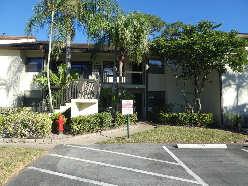 7578 Tahiti Ln in Greenacres, FL - Building Photo