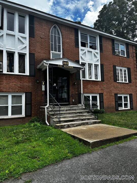 368 E Merrimack St in Lowell, MA - Building Photo