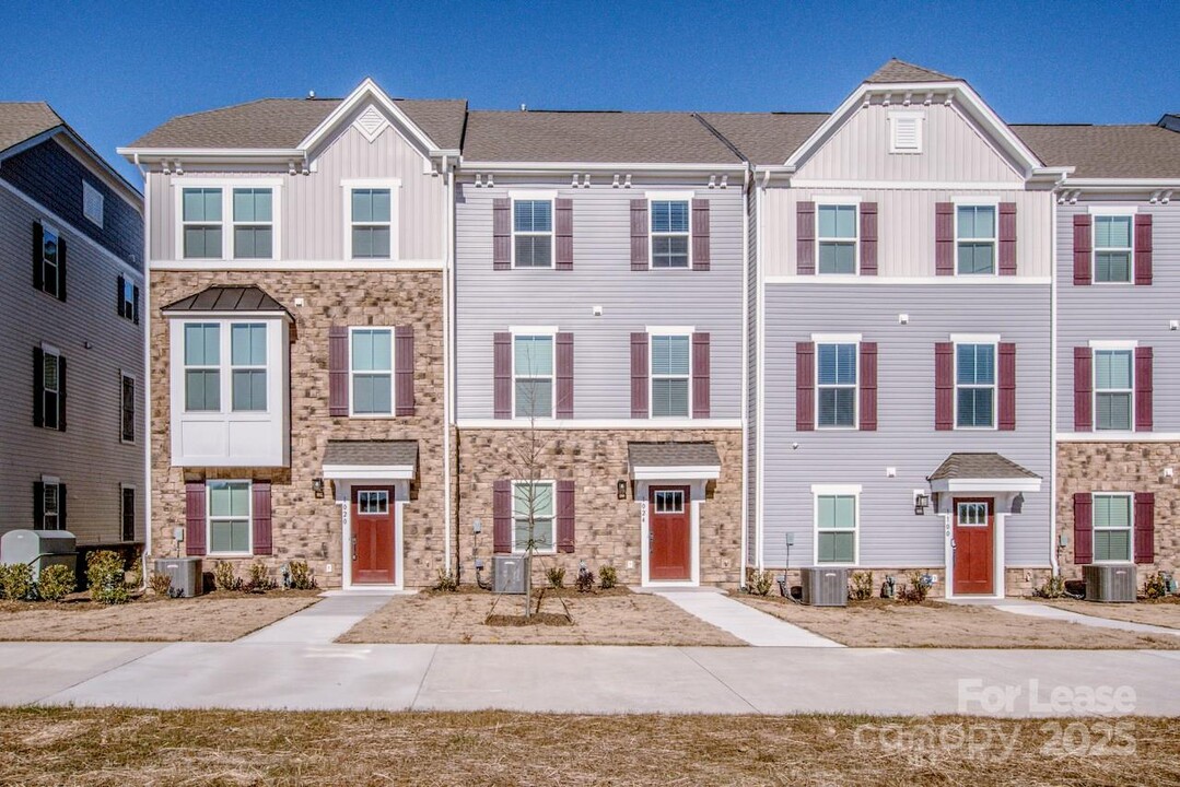 1020 Newell Towns Ln in Charlotte, NC - Building Photo