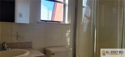 1212 N Oaks Blvd in North Brunswick, NJ - Building Photo - Building Photo