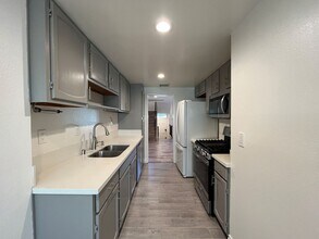 6540 Hayvenhurst Ave in Los Angeles, CA - Building Photo - Building Photo