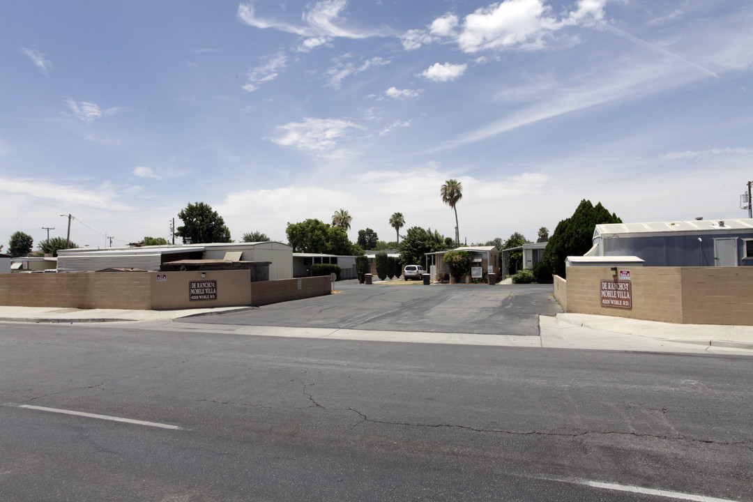 De Rancho Y Mobile Villa in Bakersfield, CA - Foto de edificio