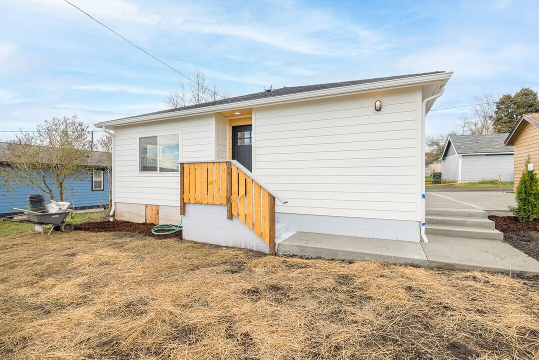 1120 1/2 W 8th St in Port Angeles, WA - Building Photo