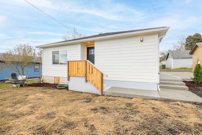 property at 1120 1/2 W 8th St