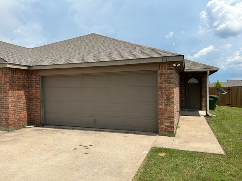 1212-1214 Sironia Trail in McGregor, TX - Building Photo