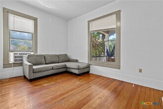 527 W San Antonio St in San Marcos, TX - Building Photo - Building Photo