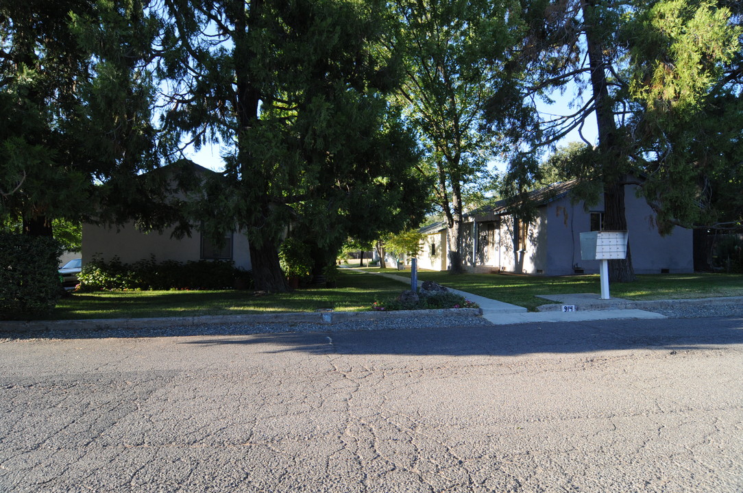 914-916 Lawton Ave in Roseville, CA - Foto de edificio