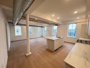 141 Christopher Columbus Dr in Jersey City, NJ - Building Photo - Building Photo