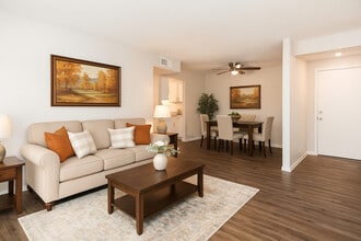 Scenic Pines Apartments in Longview, TX - Foto de edificio - Building Photo