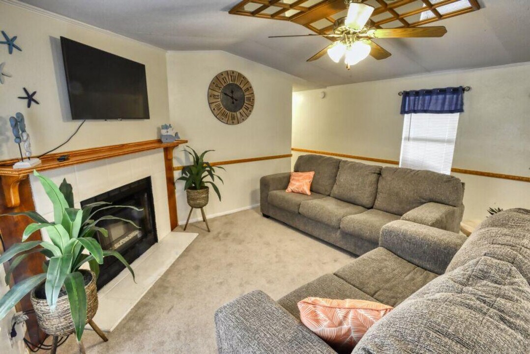 12366 Ailanthus Dr in Pensacola, FL - Foto de edificio