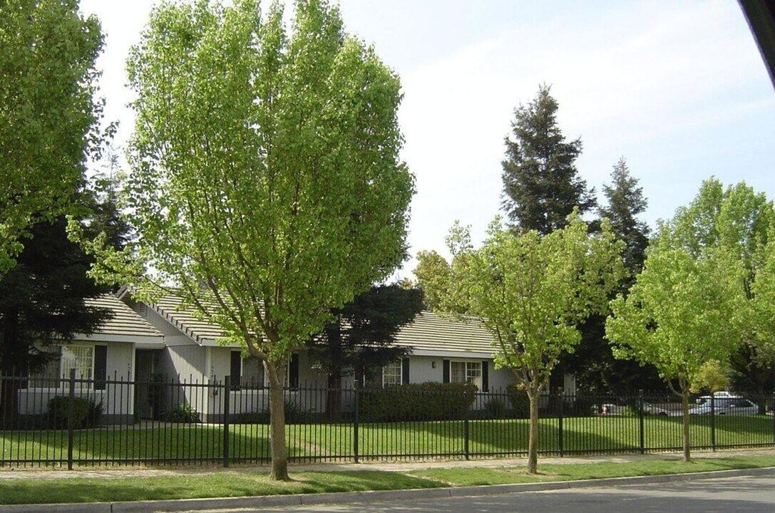 1728 Willowbrook Dr in Merced, CA - Building Photo