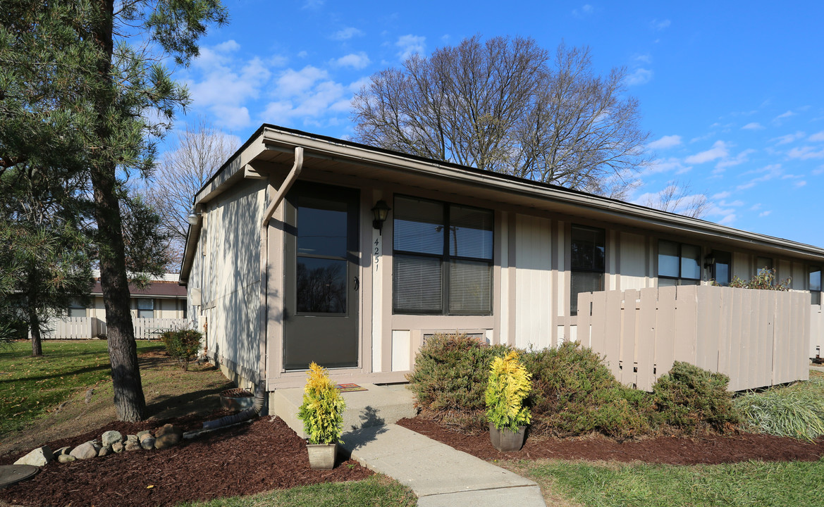 Camellia Court in Dayton, OH - Building Photo