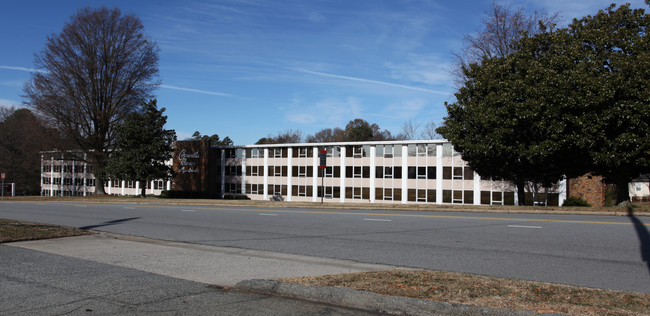 2200 Midtown in Greensboro, NC - Building Photo - Building Photo