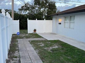 552 Holly Dr in Palm Beach Gardens, FL - Building Photo