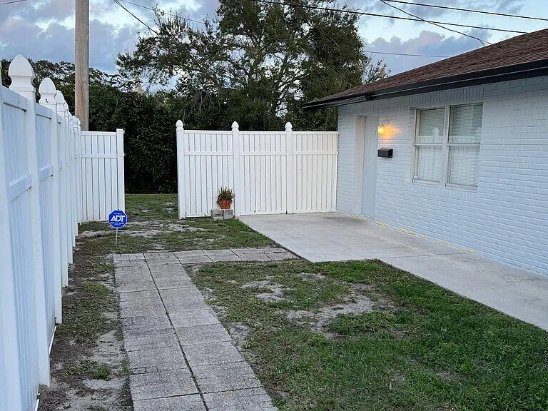 552 Holly Dr in Palm Beach Gardens, FL - Building Photo