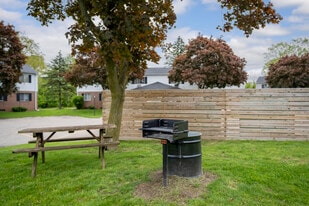 Huntington Circle in Flint, MI - Building Photo