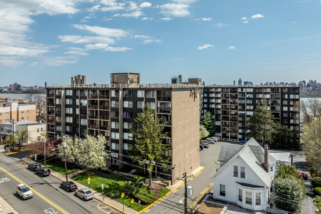 Park Hudson Apartments in North Bergen, NJ - Building Photo