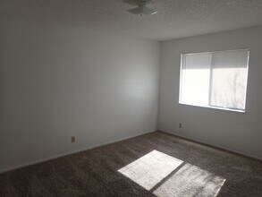 936 W Atkins Ave in Ridgecrest, CA - Foto de edificio - Building Photo