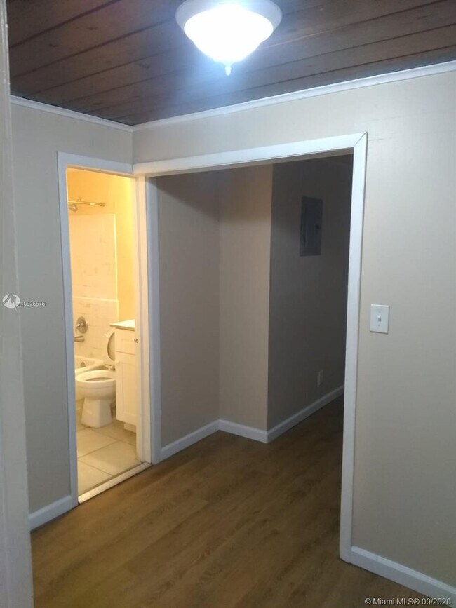 900 W 9th St-Unit -B in Riviera Beach, FL - Building Photo - Building Photo