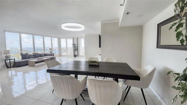 1717 N Bayshore Dr, Unit B-4157 in Miami, FL - Building Photo - Building Photo