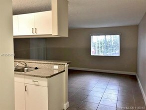 430 S Park Rd-Unit -3-110 in Hollywood, FL - Foto de edificio - Building Photo
