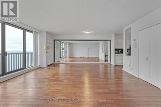 33-2833 Harbour Square in Toronto, ON - Building Photo - Building Photo