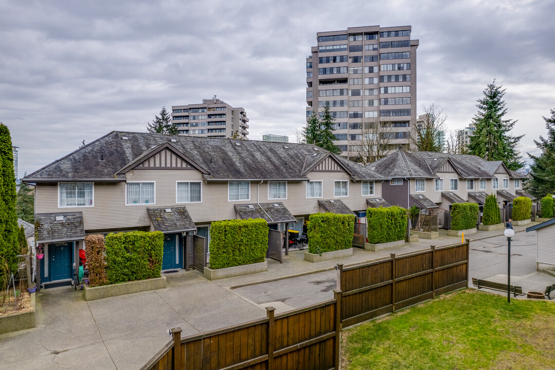 Ridgelawn Gardens in Burnaby, BC - Building Photo