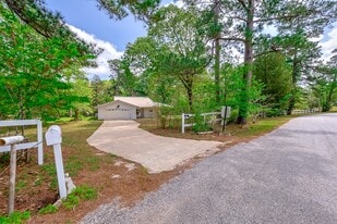 8 Vick Rd in New Waverly, TX - Building Photo